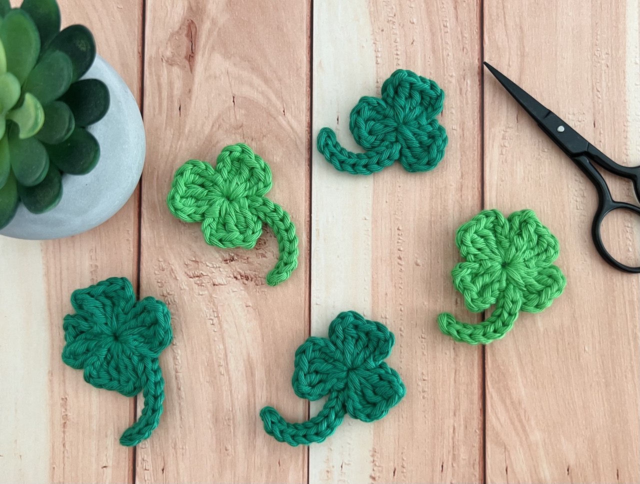 Crochet Tiny Irish Clover - Free Pattern + Video Tutorial
