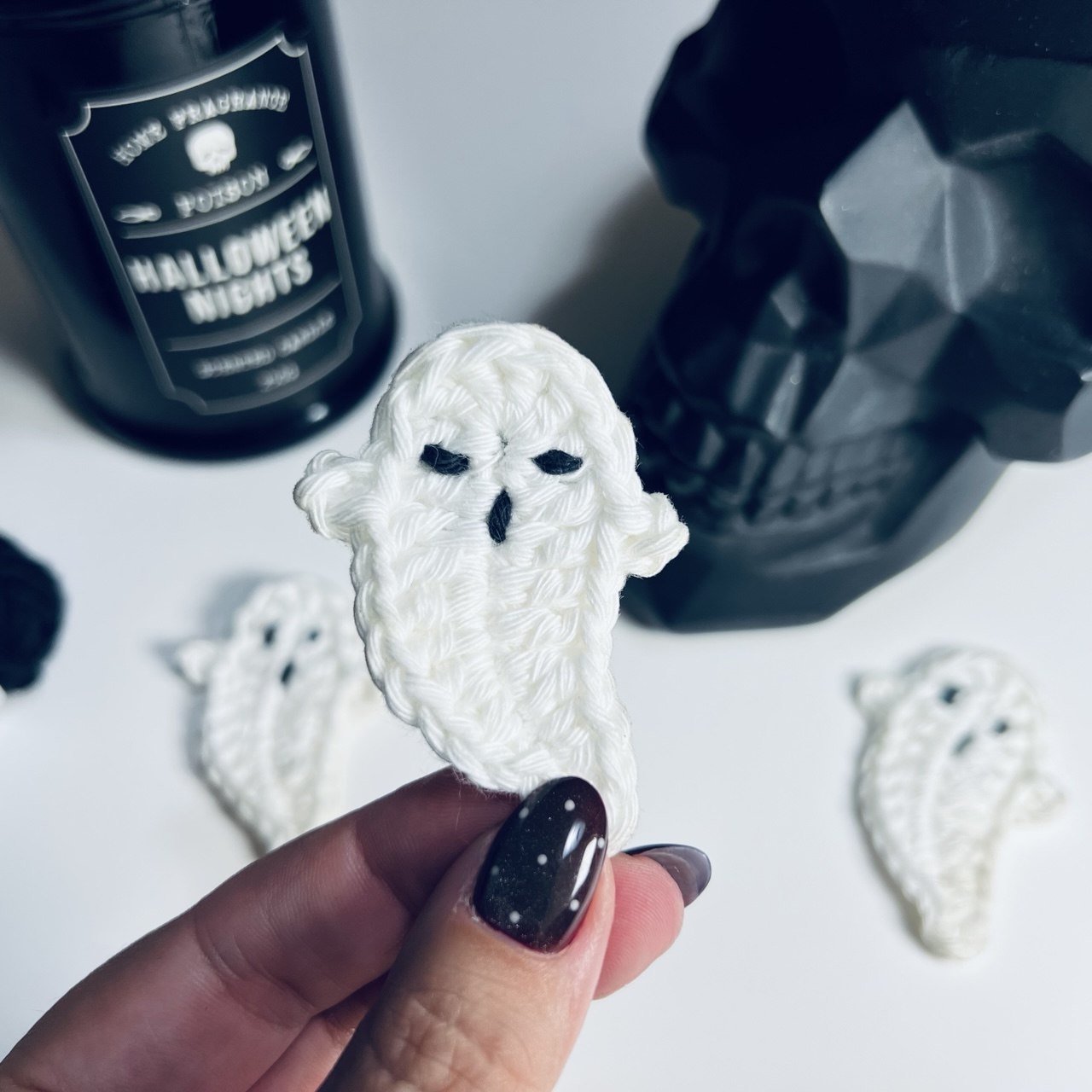Crochet Ghost Aapplique - Free Pattern + Video Tutorial